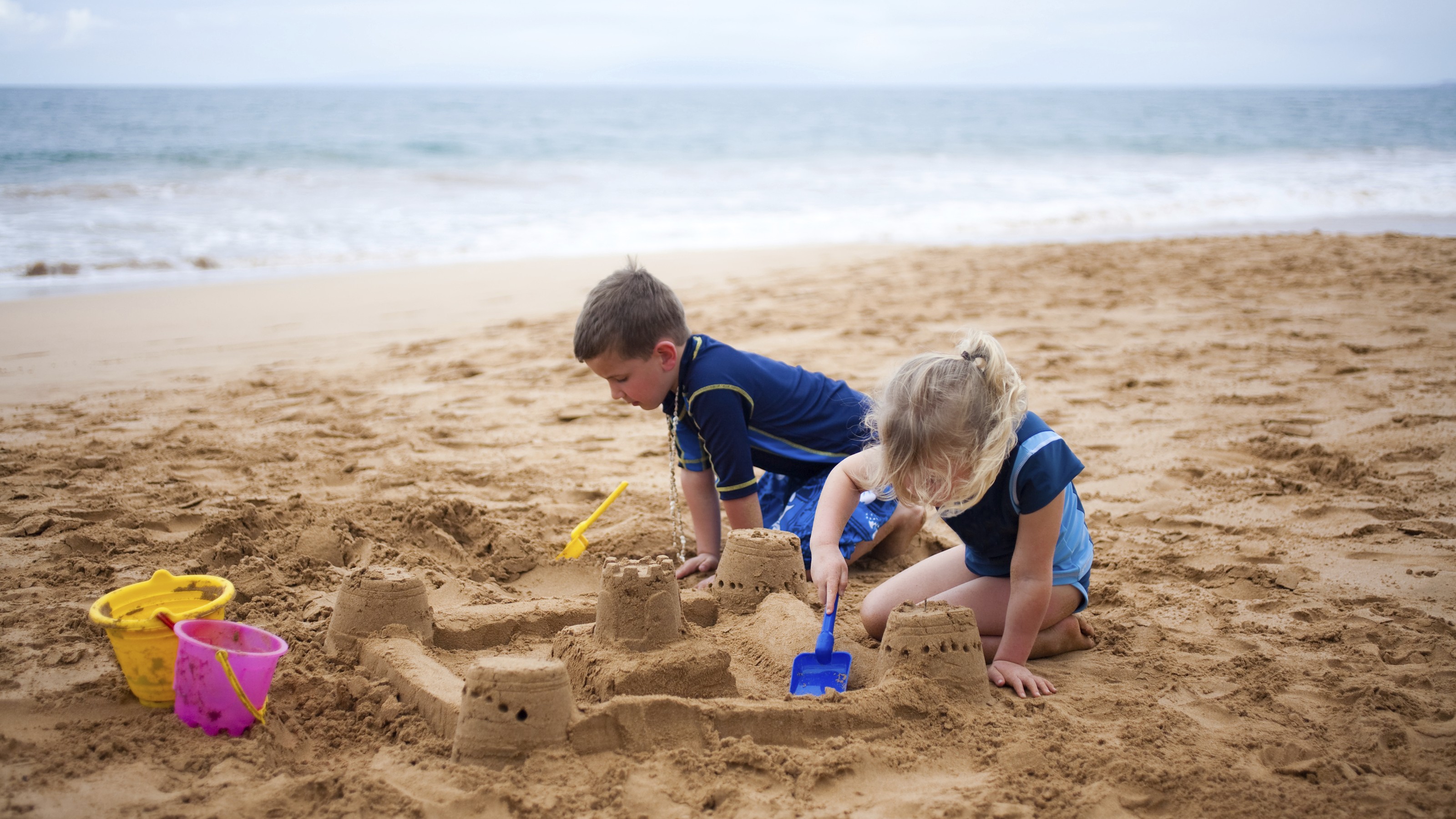 Малыш и песочный замок