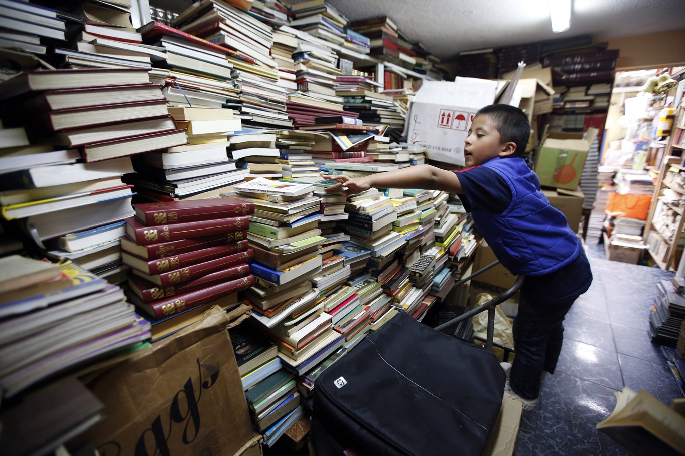 Reading material. Выброшенные книги. Книги на помойке. Выбрасывают старые книги. Турецкие мусорщики собрали библиотеку из выброшенных книг.