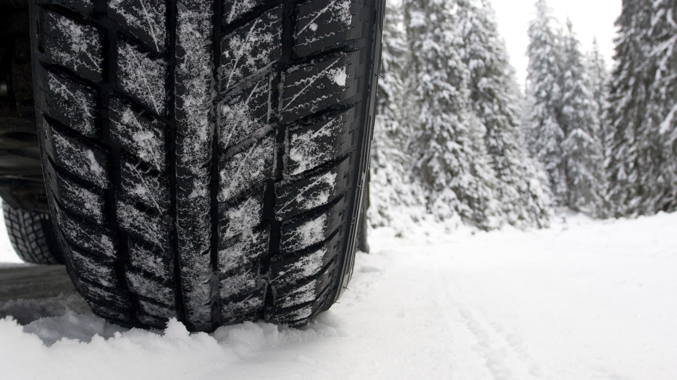 Зимние шины 4. Lt225/75r16 зима. А/шина (r 16) 225/75 зимние, шипы (автомобили УАЗ) Nokian. Шины русская зима. Желтый фон с протектором шин.