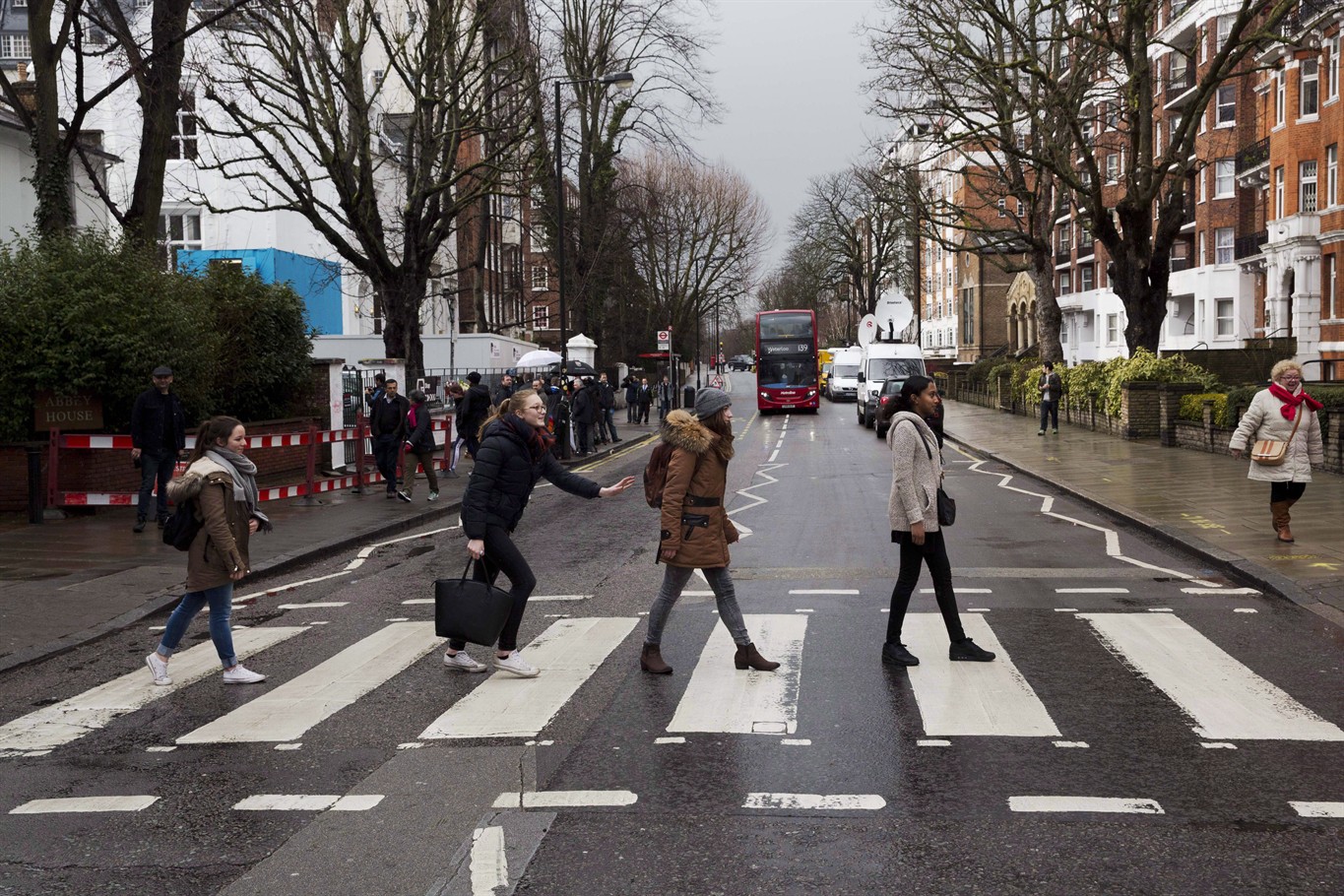Vídeo: Paul McCartney refaz capa de Abbey Road e quase é atropelado |  Metrópoles