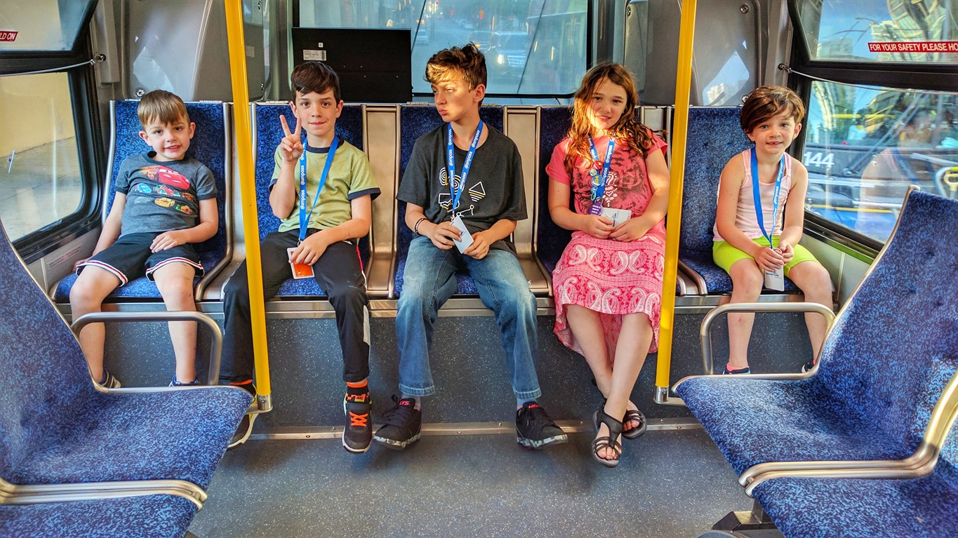 Включи автобус дети. Школьный автобус. Автобус для детей. Экскурсионный автобус для школьников. Детская экскурсия автобус.