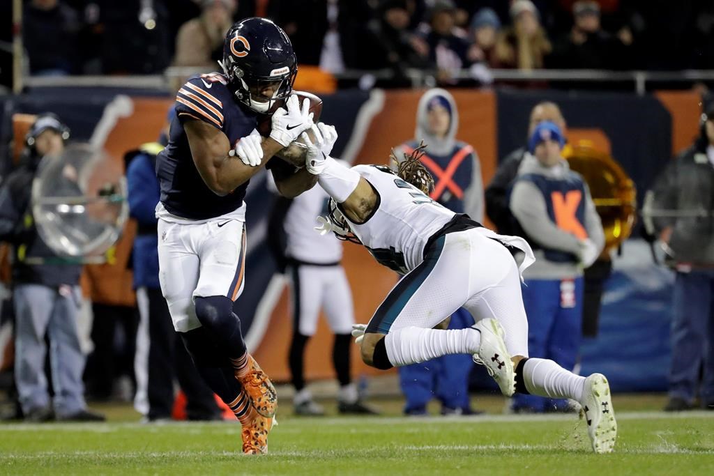 Nick Foles leads Eagles to 16-15 upset of Bears in NFL playoffs