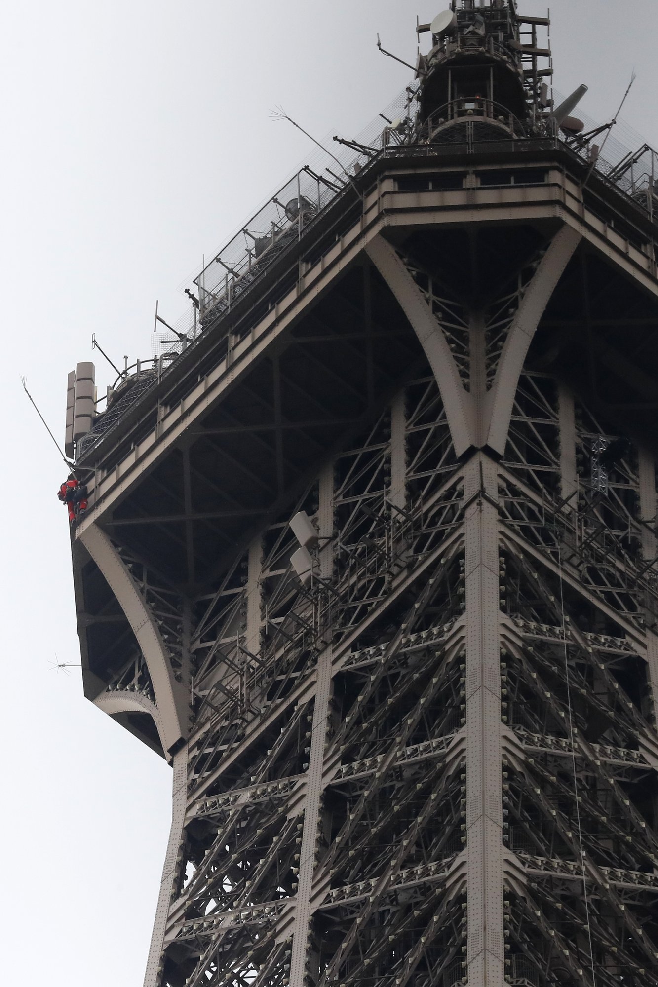 Eiffel Tower grows by 20 feet