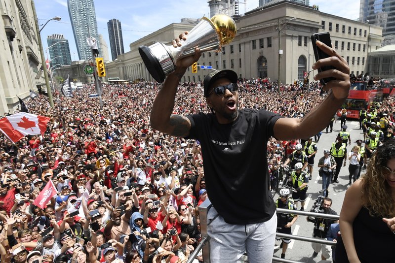 NBA Execs: Kawhi will sign with LA Clippers or Raptors this summer