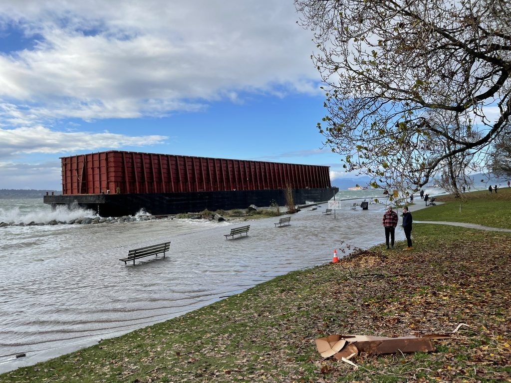 Barge stuck at Vancouver&#39;s Sunset Beach until at least Thursday