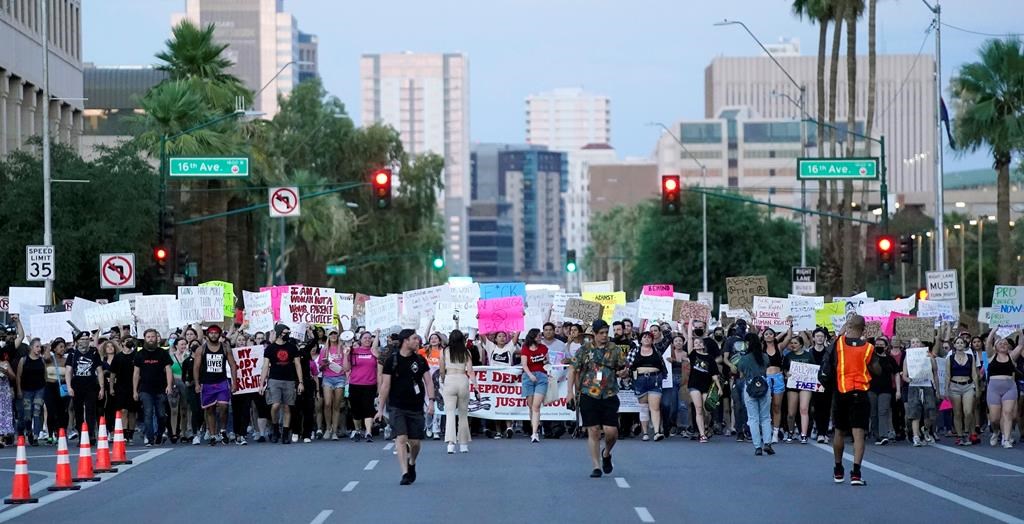 Miles de manifestantes marchan alrededor del Capitolio de Arizona después de la decisión de la Corte Suprema de anular la decisión histórica sobre el aborto Roe v. Wade