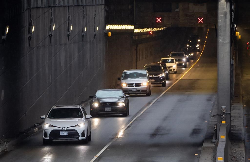 2021 年 8 月 20 日星期五，驾车者离开不列颠哥伦比亚省里士满的乔治梅西隧道