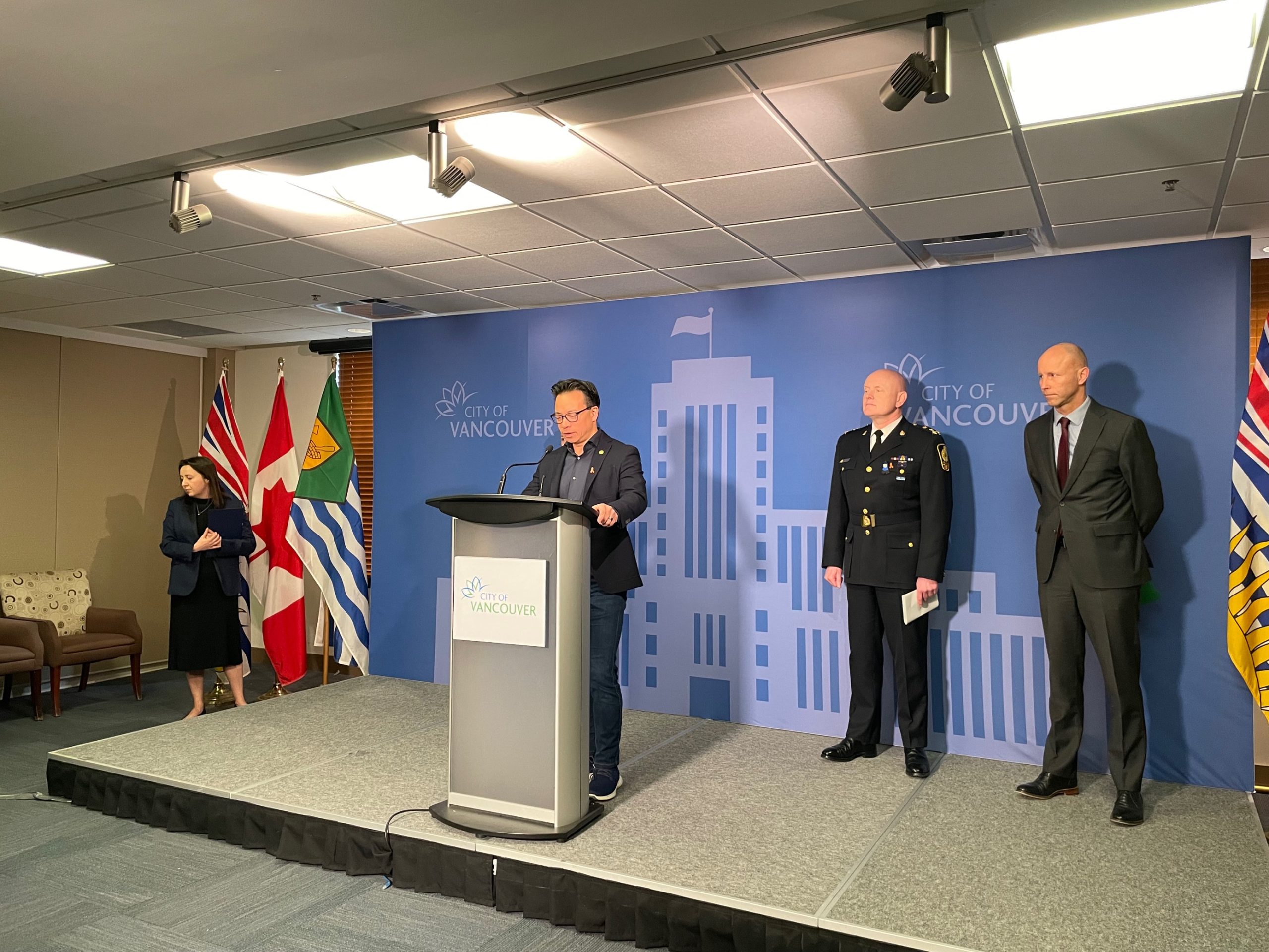 El alcalde de Vancouver, Ken Sim, y los departamentos de policía y bomberos brindaron una actualización sobre la medida para cerrar el campamento de East Hastings el miércoles.  (CityNews/Hana Mae Nassar)