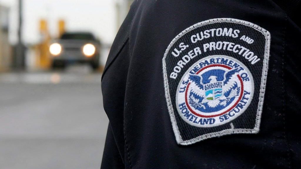 A U.S. Customs and Border Protection officer stands near a security booth as vehicles approach in Detroit, Mich, on Monday, June 1, 2009. THE CANADIAN PRESS/Dave Chidley
