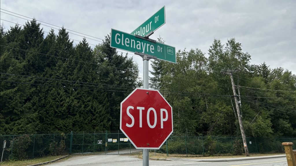 Intersection sign for Glenayre Drive and Valour Drive