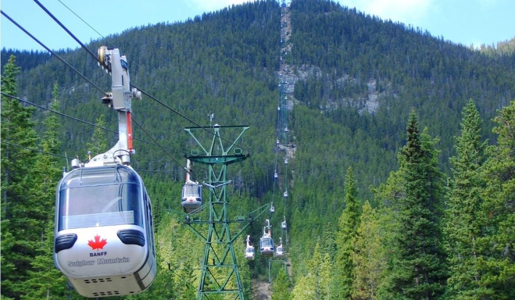 Power outage shuts down Banff gondola, leaves hundreds stranded on mountain top