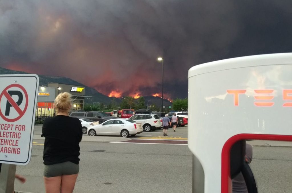 The McDougall Creek Fire is seen from Landmark Cinema parking lot in West Kelowna. (Supplied)