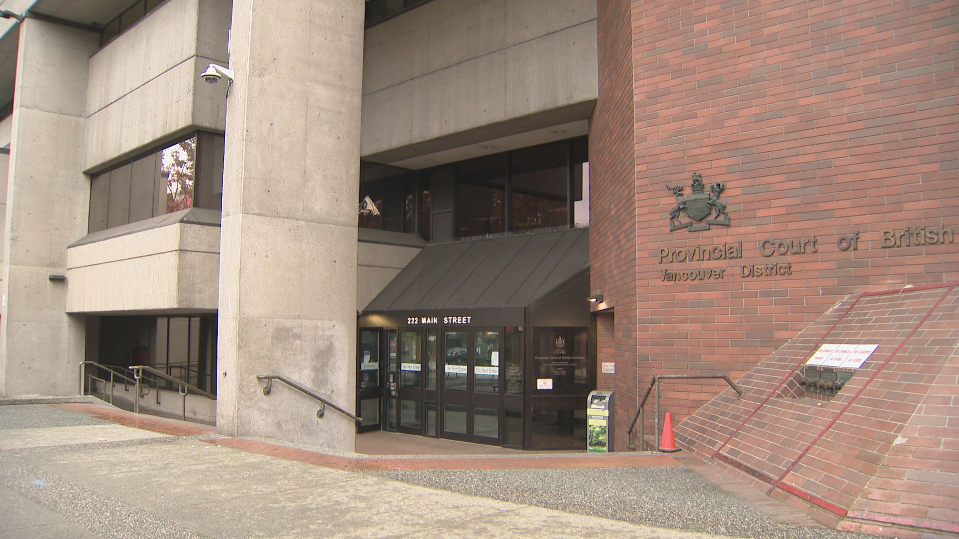 埃比表示温哥华法院不会搬迁