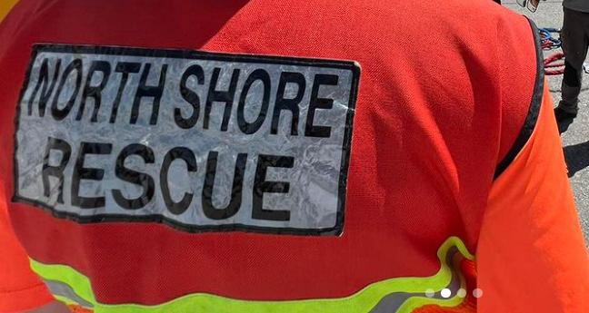 North Shore Rescue está trabajando para rescatar al excursionista.