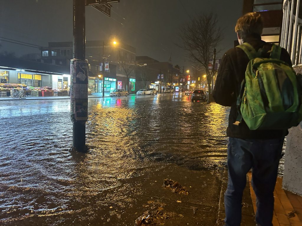2023 年 12 月 4 日，温哥华商业百老汇轻轨车站附近发生局部洪水。