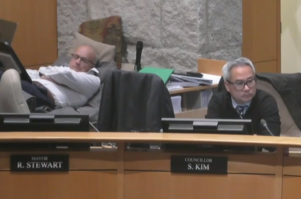 科奎特拉姆市长表示他没有在市议会会议上打瞌睡