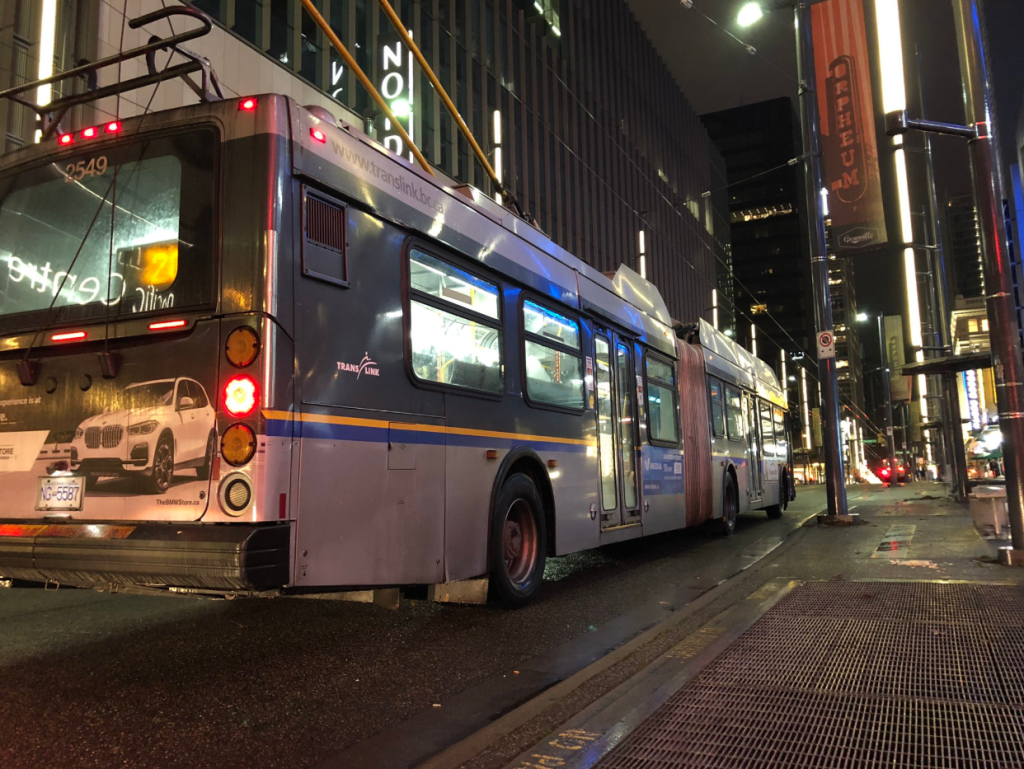 文件照片——2019 年 11 月一个下雨的早晨，温哥华市中心的一辆由 Coast Mountain Bus Company 运营的 TransLink 无轨电车。