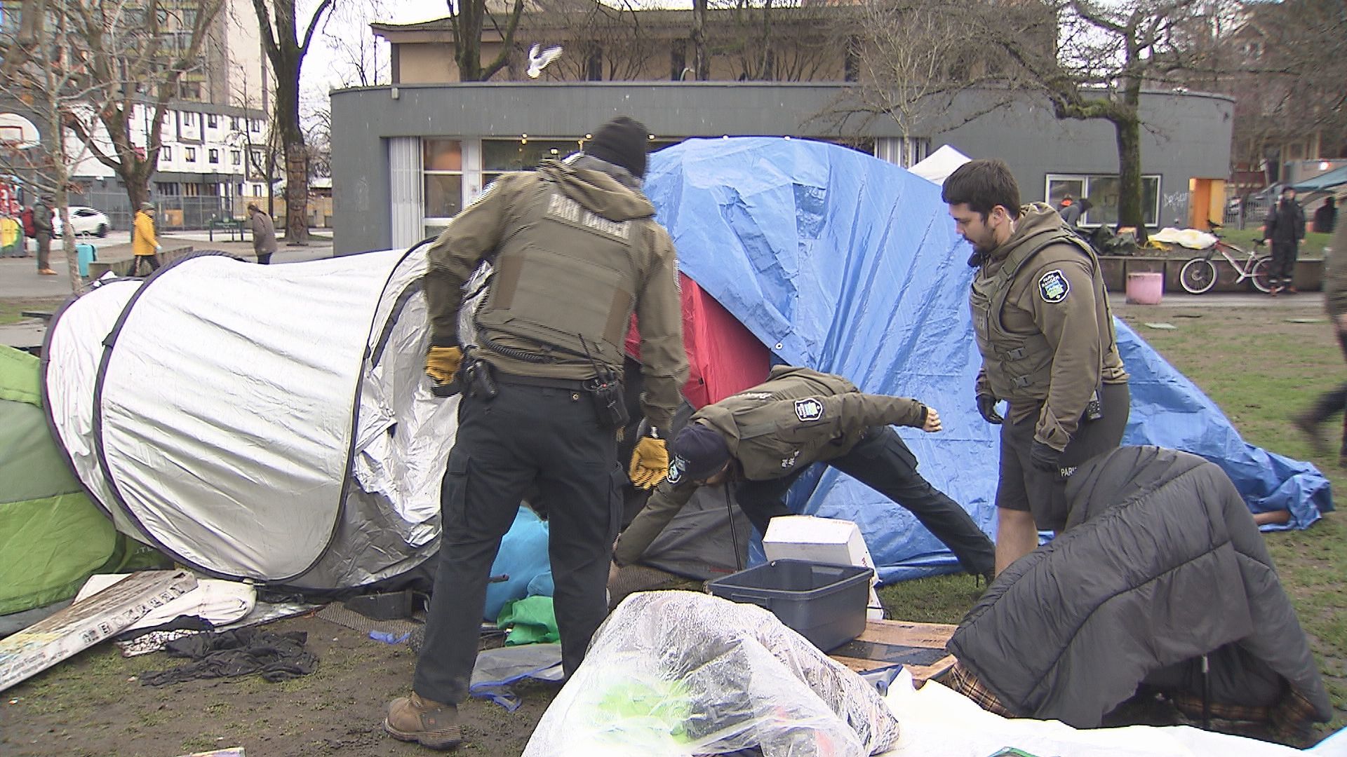 奥本海默公园撤离行动迫使数十人离开 | 温哥华城市新闻