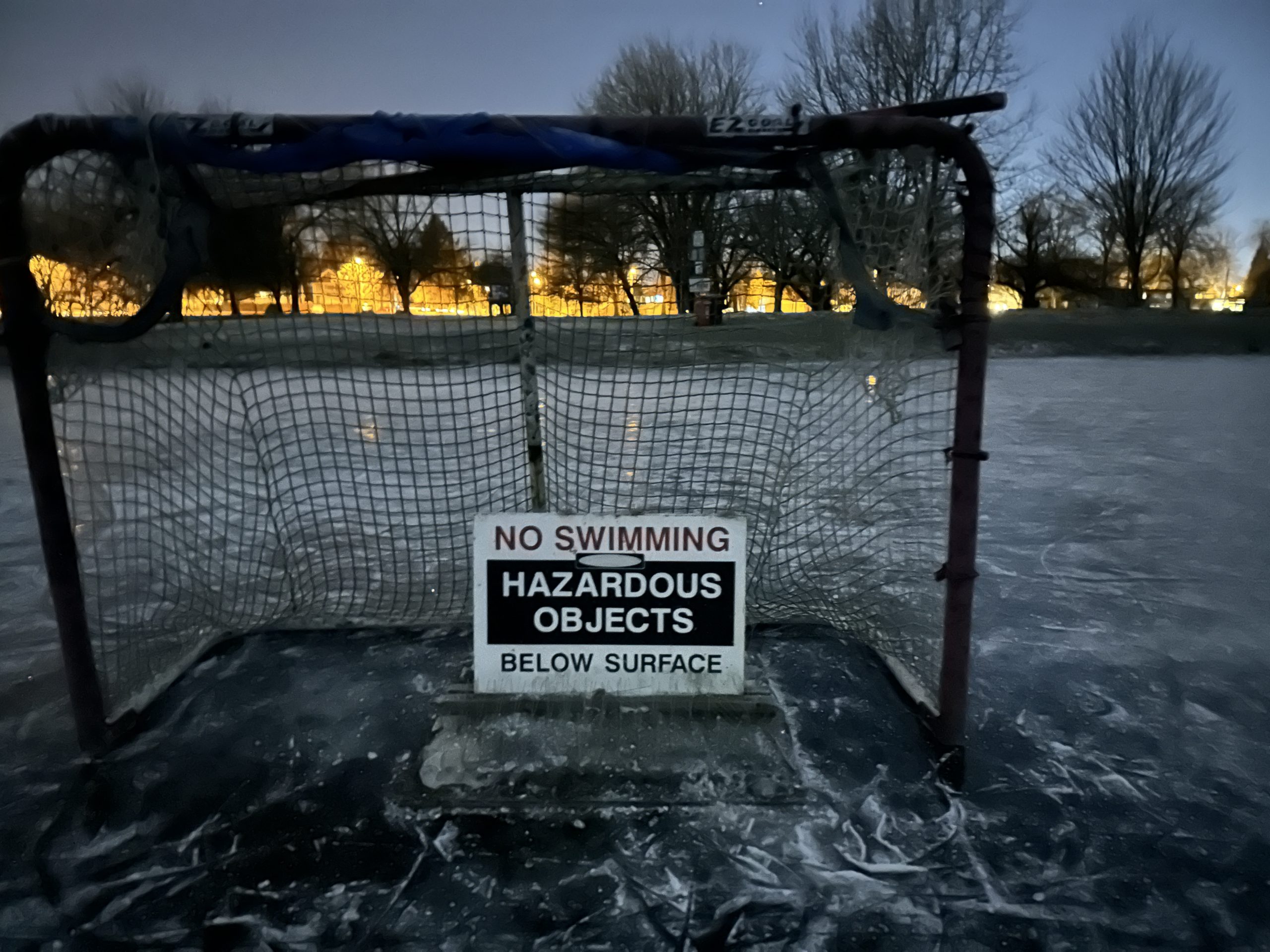 温哥华地铁区的严寒天气转变成了冰上曲棍球