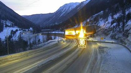 1 dead in crash that closed Coquihalla Hwy north of Hope