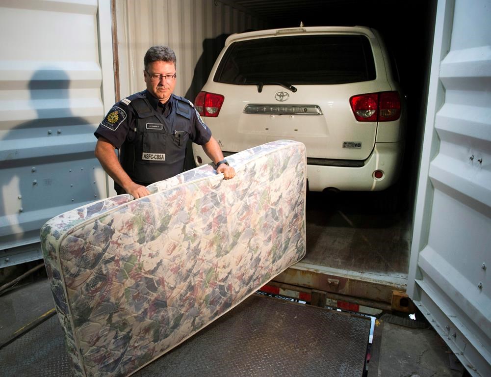联邦自由党宣布召开全国汽车盗窃峰会，旨在召集各省和行业官员共同制定解决汽车被盗和运往国外的解决方案。 2014 年 7 月 17 日，星期四，在蒙特利尔举行的新闻发布会上，CBSA 主管 Jean-Francois Rainville 拆除了集装箱中用于藏匿被盗丰田红杉的床垫。