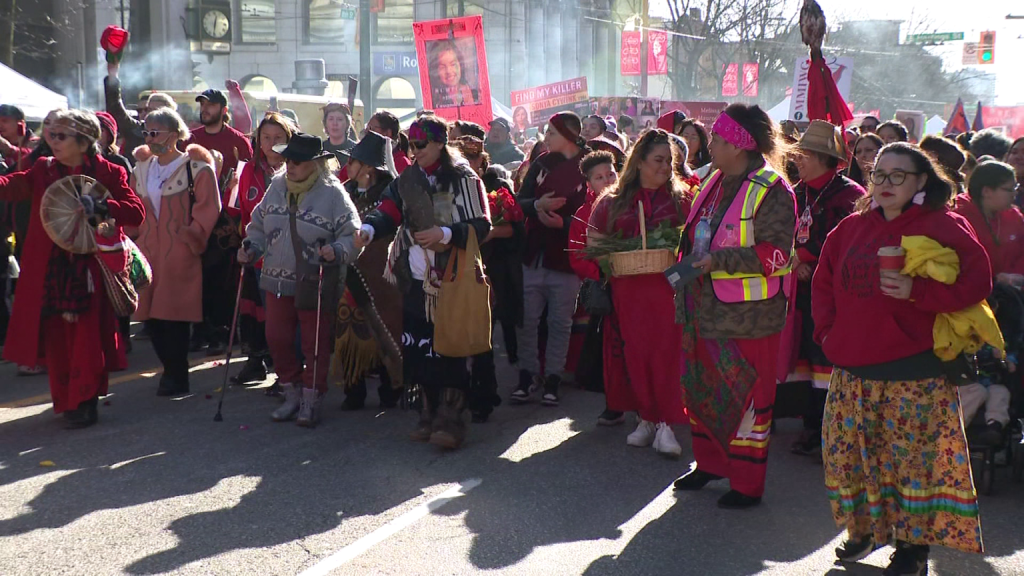 温哥华年度妇女纪念游行向MMIWG2S+表示敬意