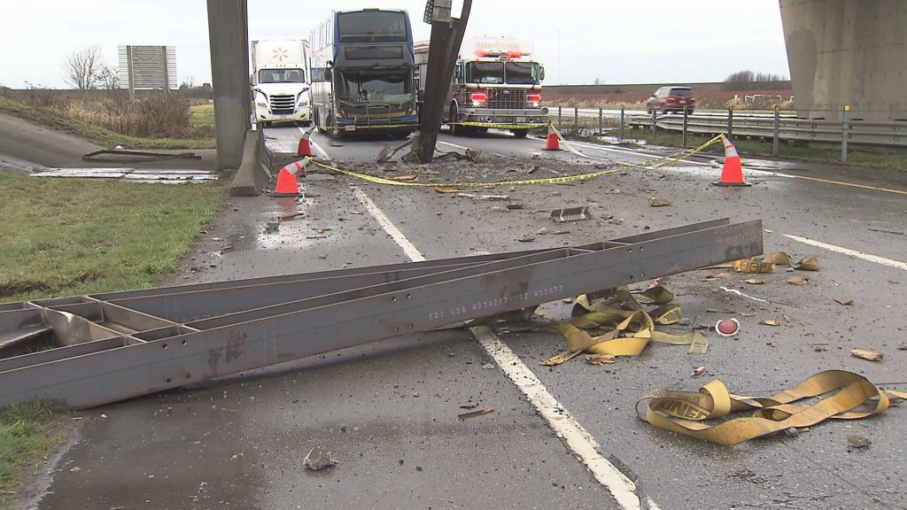 卡车公司被指控撞击过道桥，可能面临倒闭