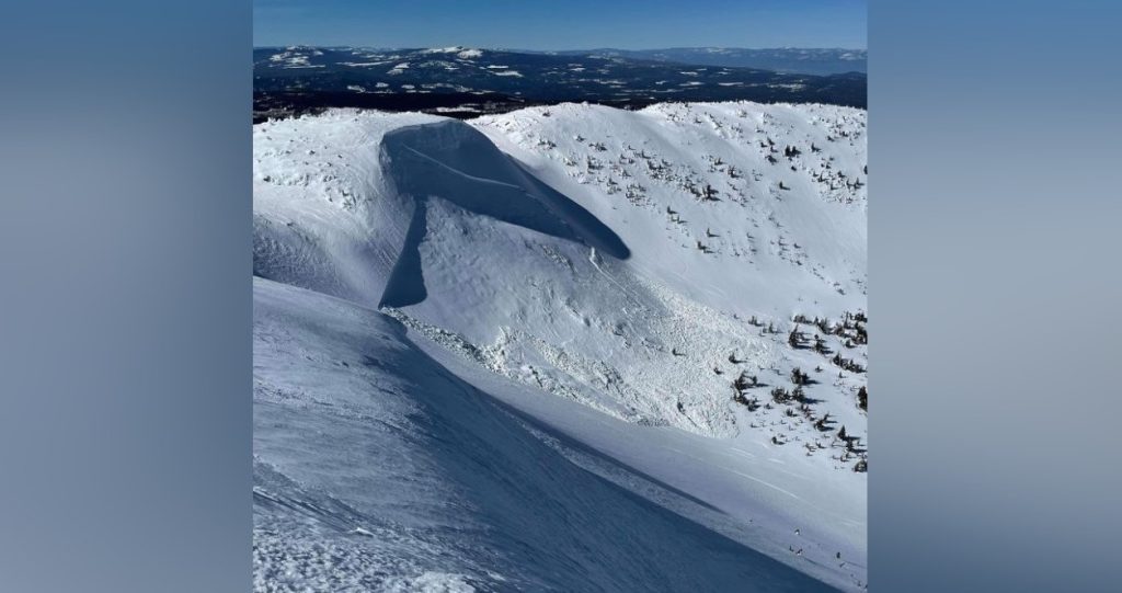 Large out-of-bound avalanche triggered by skiers at Big White