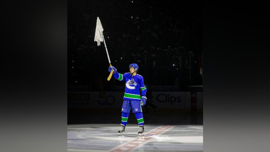 Towel power: Vancouver Canucks pay tribute to minor hockey player