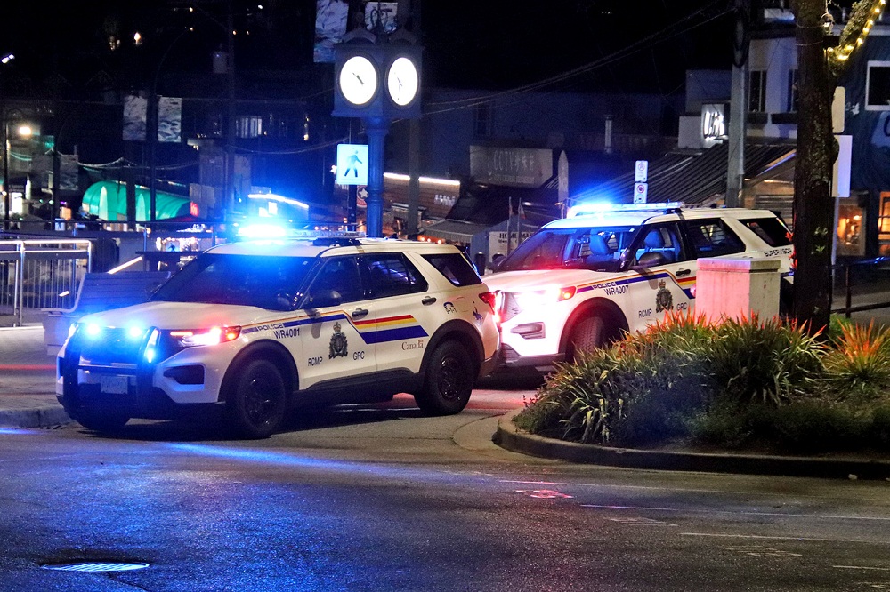 White Rock Pier stabbing leaves victim in hospital, police looking for suspect