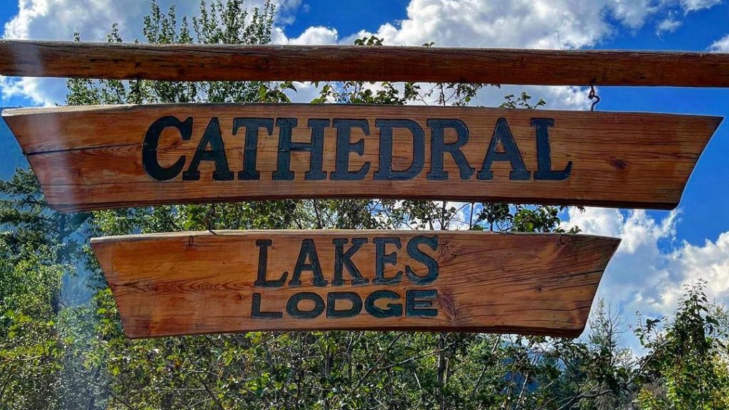 The Cathedral Lakes Lodge sign