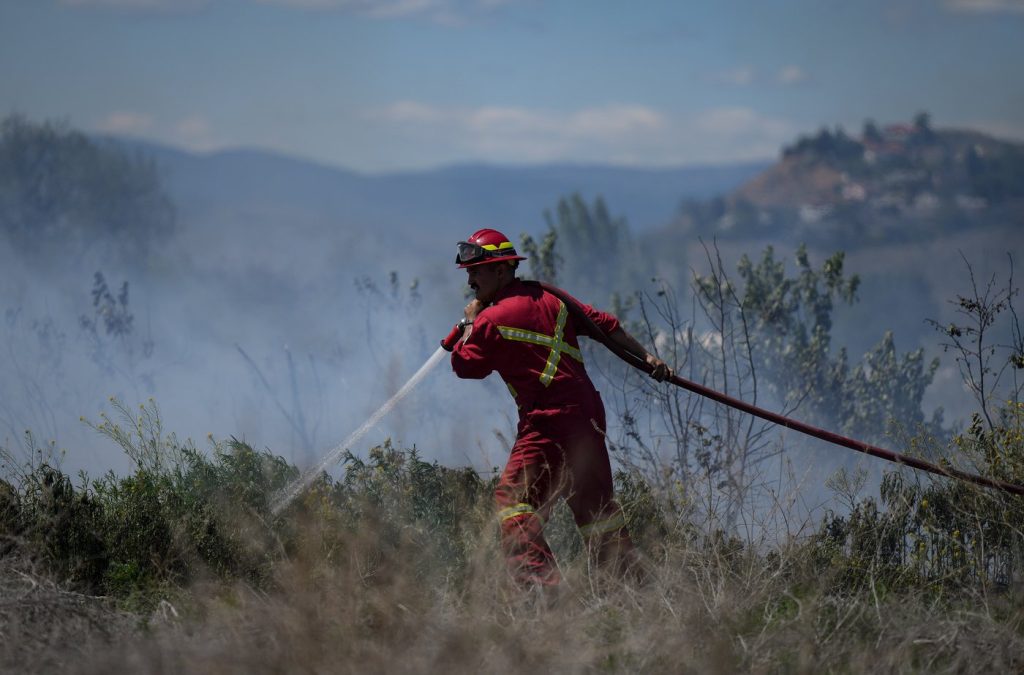 Parts of Christina Lake, B.C., evacuated due to out-of-control wildfire