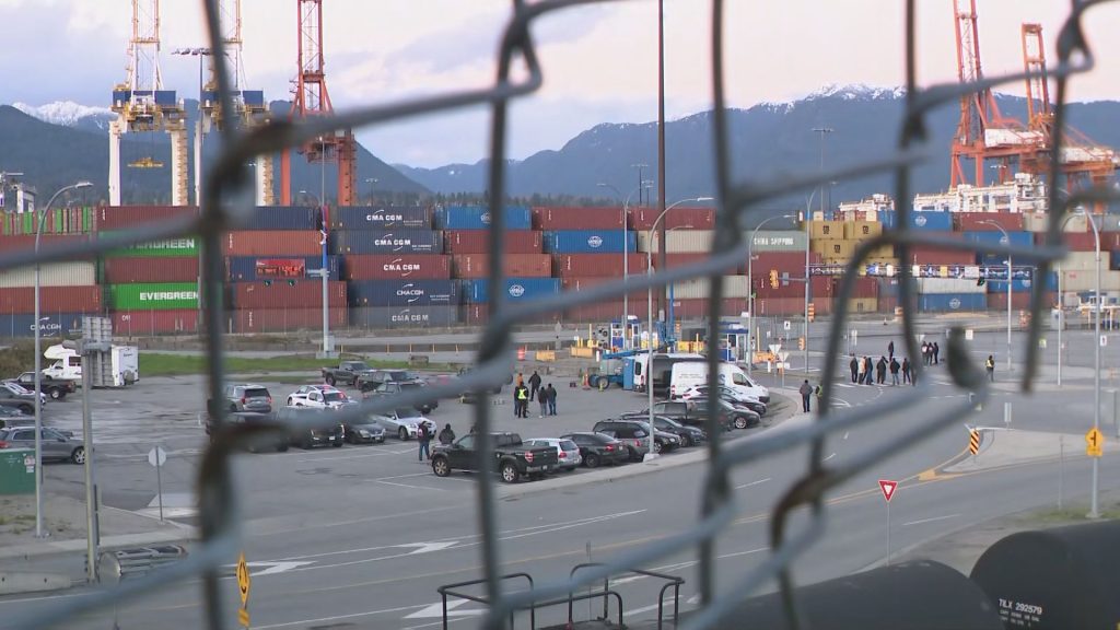 B.C. port lockout begins as no deal reached in labour dispute with foremen union