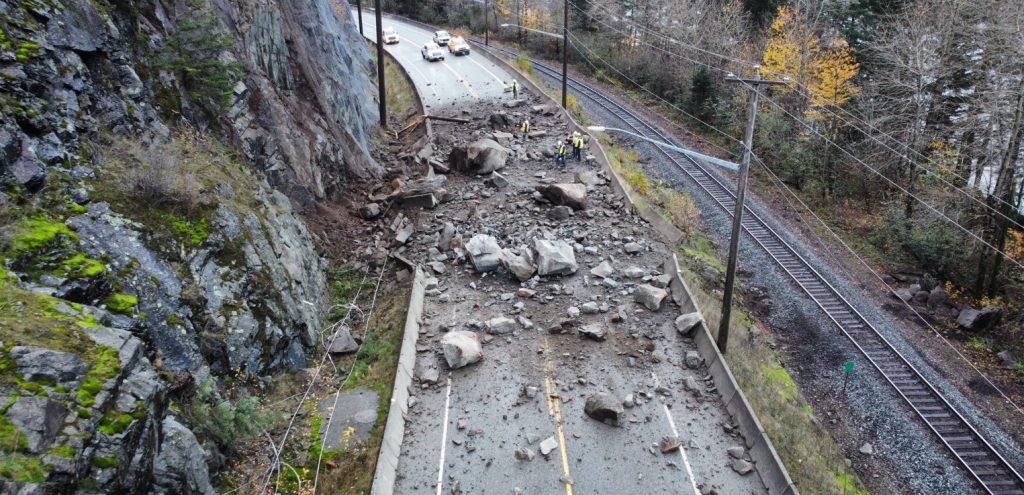 Rockslide closes HWY 7 in both directions near Hope