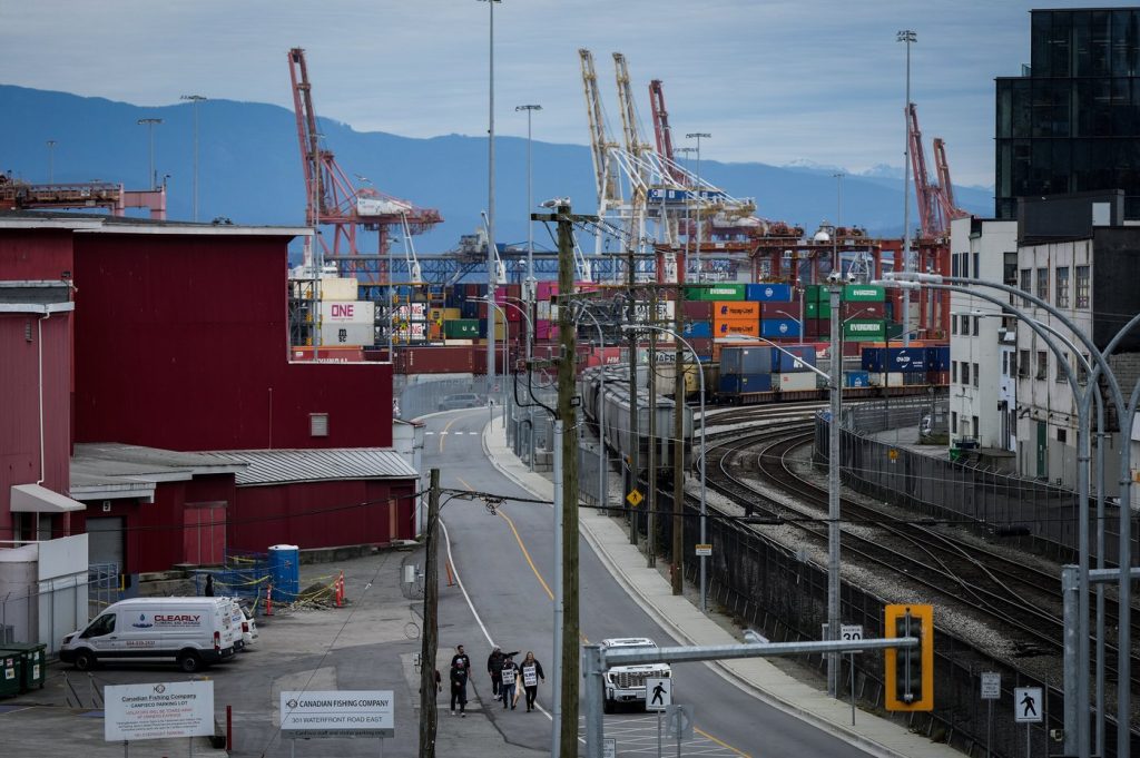 Port workers' union accuses BC Maritime Employers Association of ending talks early