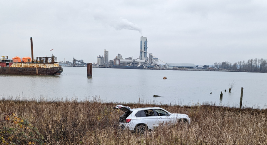 Woman allegedly intentionally drove into Fraser River with two young kids in the car: Delta police