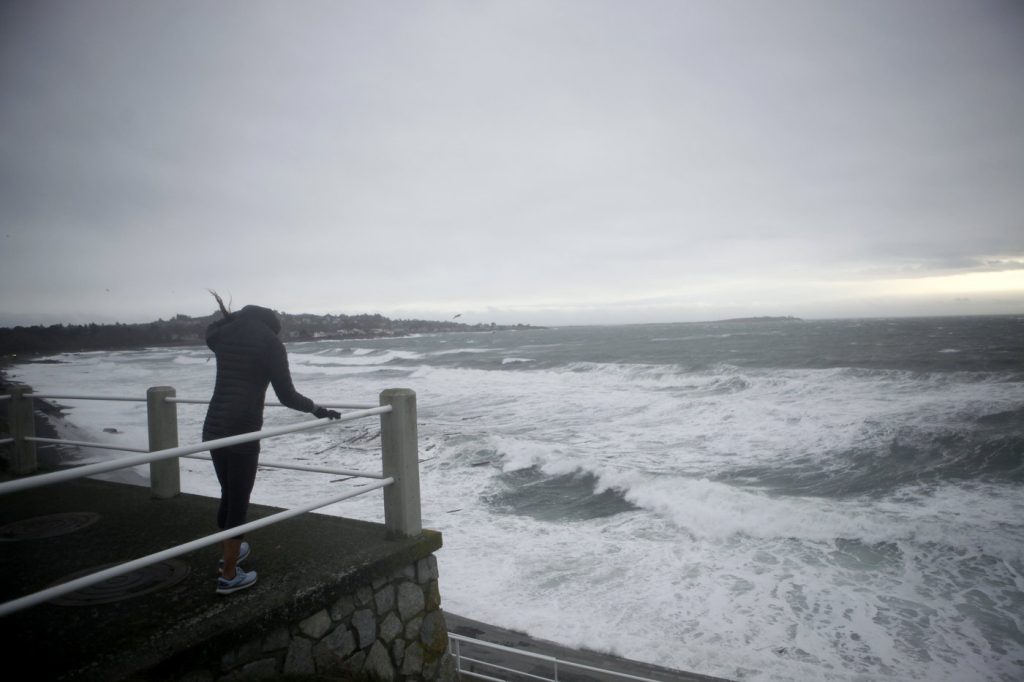 Lower Mainland sees first taste of winter ahead of powerful 'weather bomb' windstorm