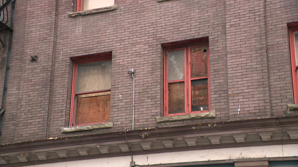 Boarded up windows at 500 Dunsmuir St. (CityNews photo)