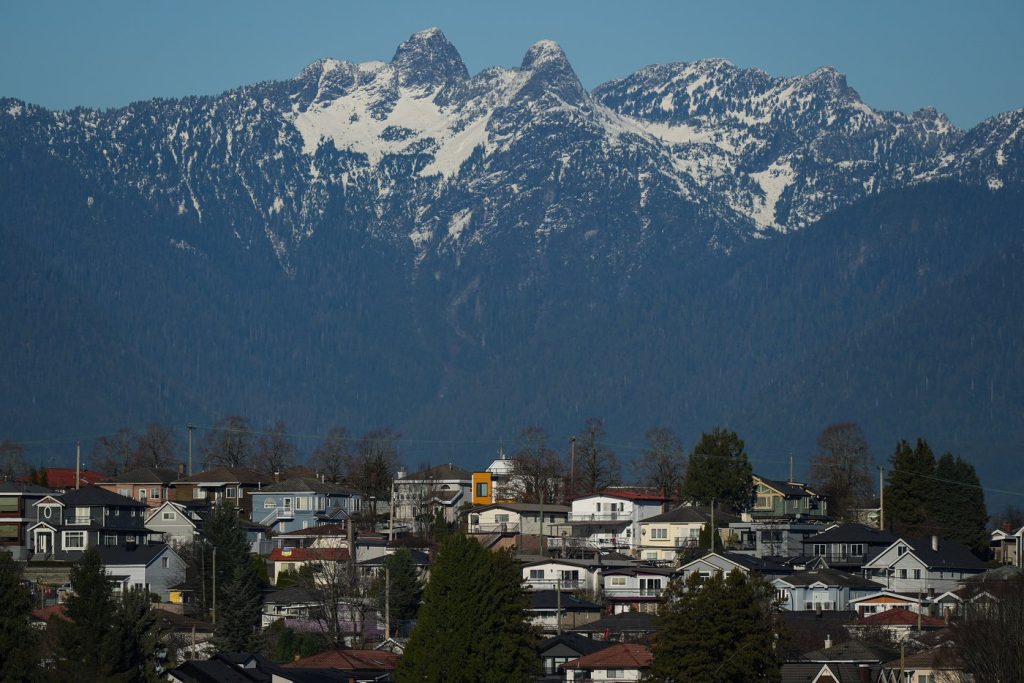 Overseas hikers rescued in B.C. relied on online app: rescue group