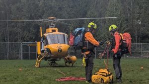 2 hikers saved by North Shore Rescue after slipping on wet trails