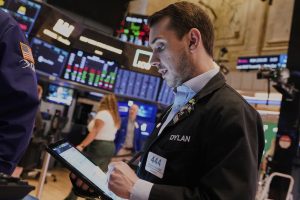 S&P/TSX composite up more than 100 points, U.S. stock markets down