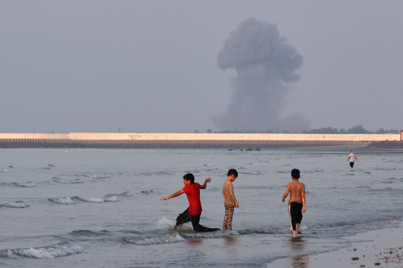 Qatar warns public to take shelter from incoming Iranian missiles